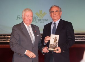José Luis García Palacios, Presidente de la Fundación, hace entrega al premiado Jesús Gil. 