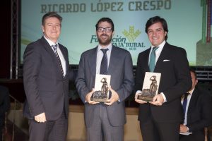 Guillermo Téllez, Director de la Fundación Caja Rural del Sur, hace entrega a los premiados Diego Gil y Francisco Aguilar.